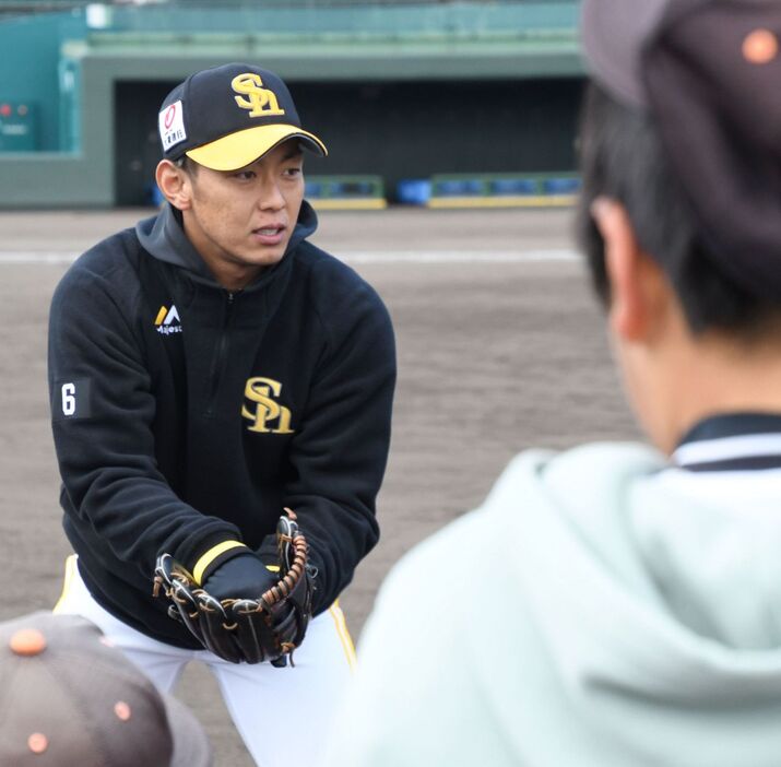 子どもたちに守備を教える今宮