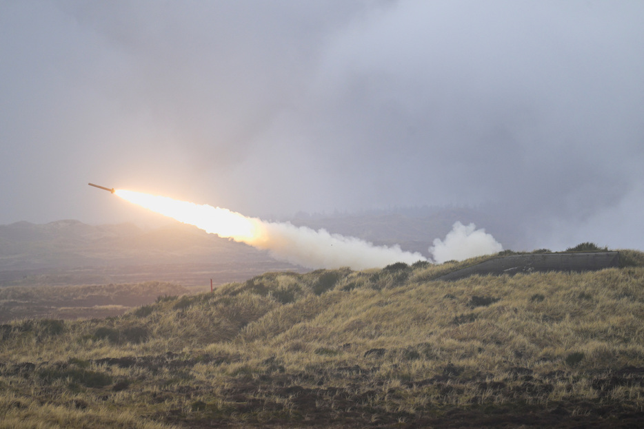 　バイデン政権は１２月１２日、ウクライナに対し追加武器支援を行うと発表した。写真は高機動ロケット砲システム「ハイマース」（ＨＩＭＡＲＳ）の発射風景。２０２３年３月、デンマークのオクスボルにある演習場で撮影（２０２４年　ロイター/Fabian Bimmer）