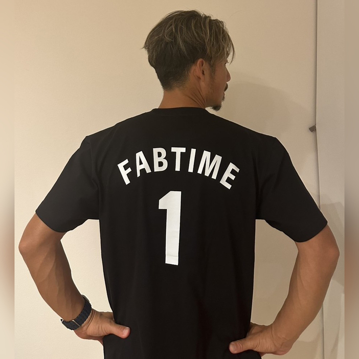 鳥谷敬さんが着こなす、コラボアイテム「FABTIME1」のTシャツ。バックプリントには大きく「1」が記されています（写真提供：FABTIME）