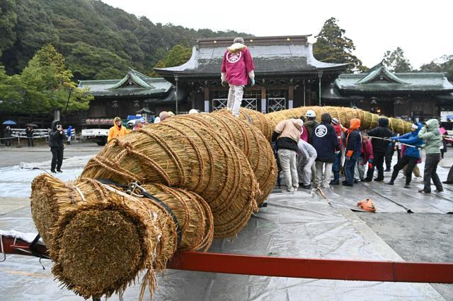 大しめ縄をより合わせる氏子ら=2024年12月21日午前10時12分、福岡県福津市の宮地嶽神社、日吉健吾撮影