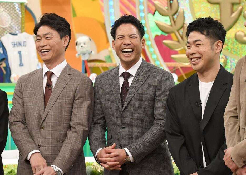 テレビ収録にゲスト出演した（左から）青木氏、桑原、近藤（撮影・高橋朋彦）