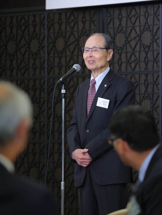 あいさつする王貞治氏（カメラ・宮崎　亮太）