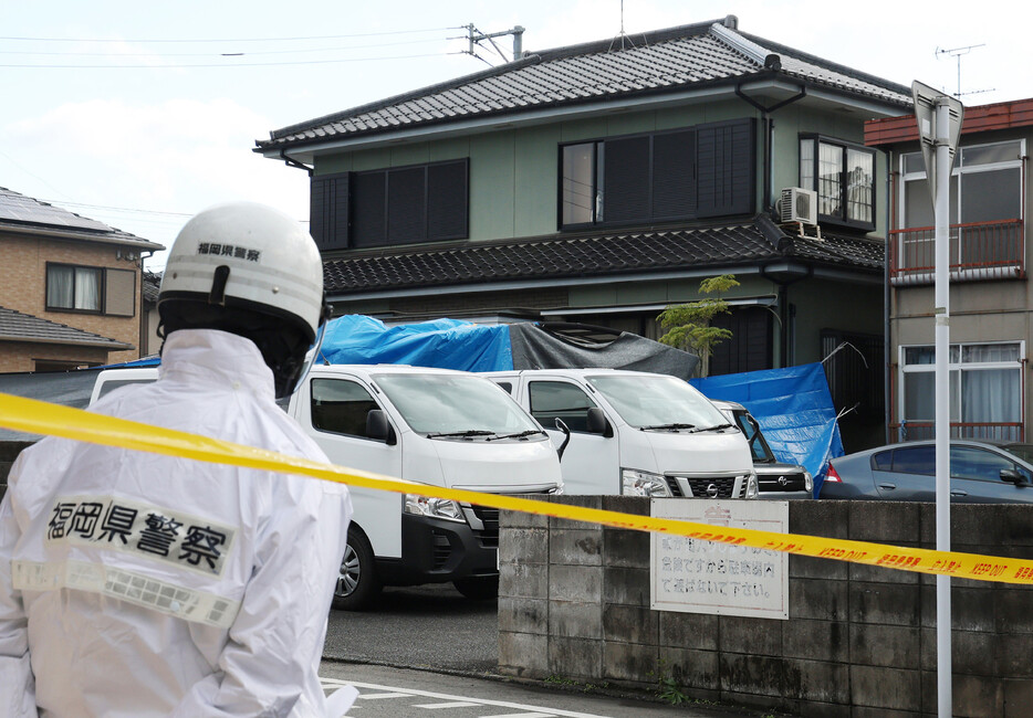 ファストフード店で起きた中学生２人死傷事件で、殺人未遂容疑で逮捕された無職平原政徳容疑者（４３）は同店近くの一軒家に１人で暮らしていた。写真は規制線が張られた容疑者宅付近＝１９日午後、北九州市小倉南区