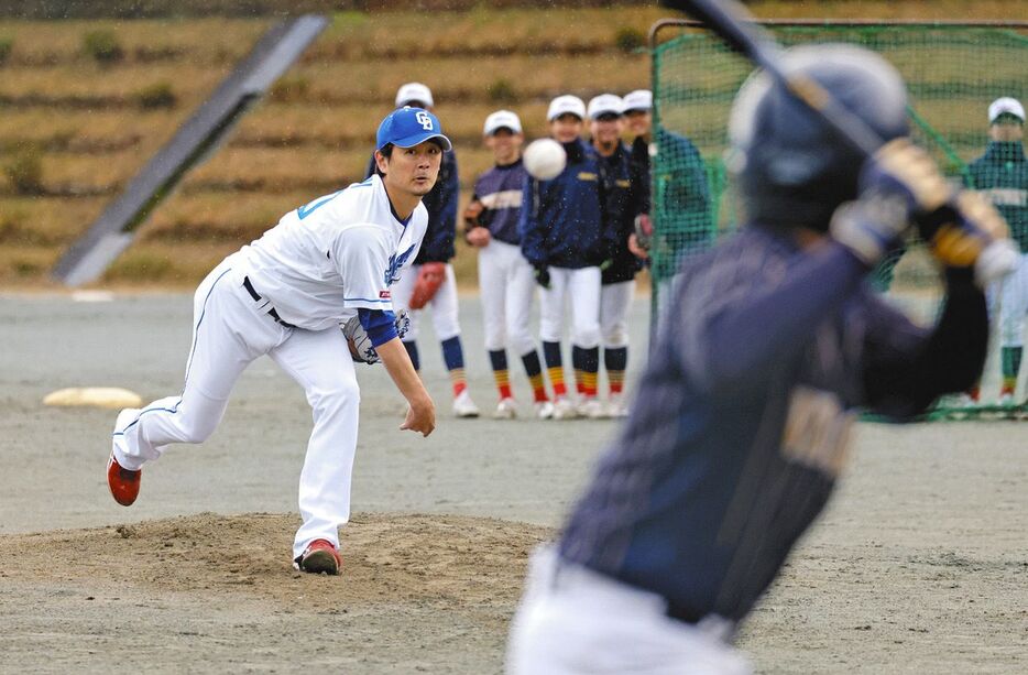 野球教室で子どもたちと対戦する涌井