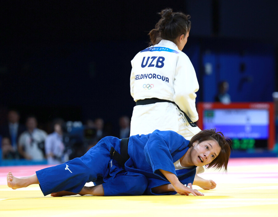 パリ五輪柔道女子５２キロ級２回戦でウズベキスタンの選手に一本負けした阿部詩（手前）＝７月２８日、パリ