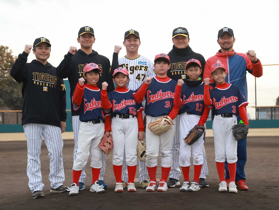 リアル野球盤で優勝したインディアンスの選手らと記念写真に収まる（中央右から）狩野恵輔氏、久保田智之コーチ、阪神・桐敷、岡留、江草仁貴コーチ　（撮影・井垣　忠夫）