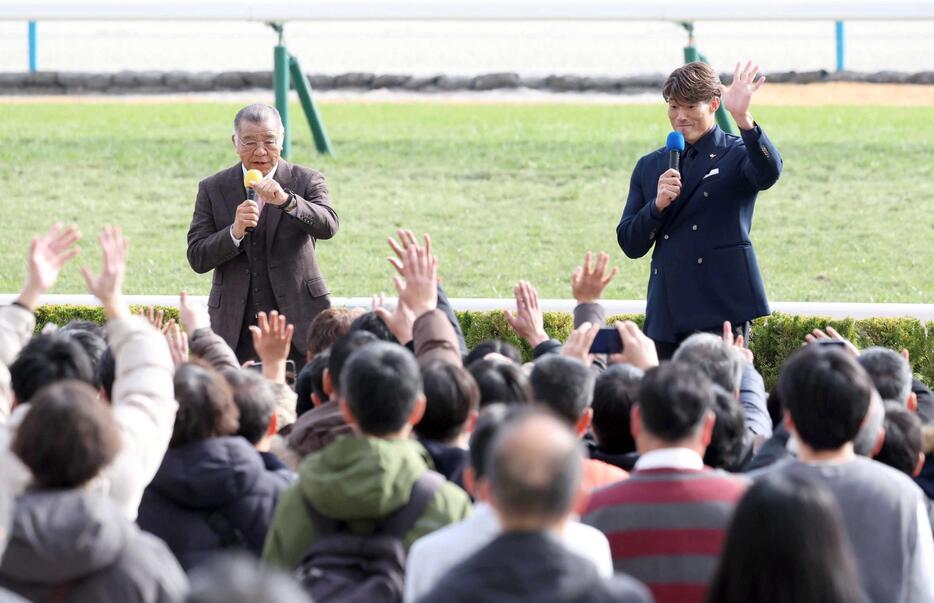 　トークショーを盛り上げる掛布雅之氏（左）と糸井嘉男ＳＡ（撮影・石湯恒介）