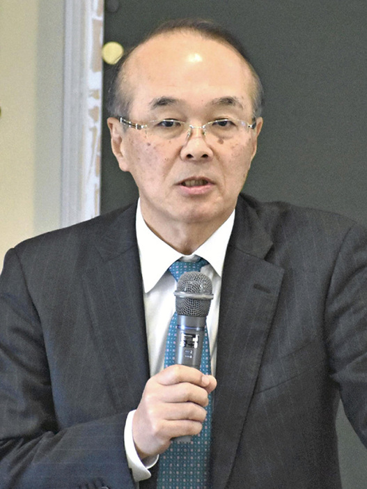 学生を前に話す西沢会長