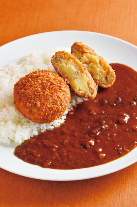 『26号くるりんカレー』コロッケカレー　880円　ジャガイモと挽き肉の入ったシンプルなコロッケ。生パン粉をつかっており、カリッとした歯応えもいい