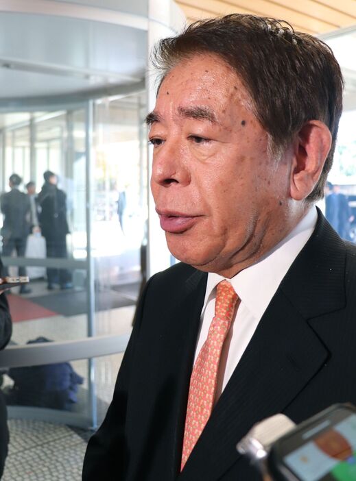 自民党の前議員ら向け懇談会後、記者団の取材に応じる下村博文氏（12月8日）　©時事通信社