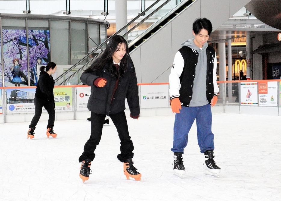 ハピリンクで初滑りを楽しむ人たち＝12月20日、福井県福井市のハピテラス