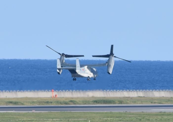 那覇空港第２滑走路を離陸し、陸上自衛隊木更津駐屯地へ帰途についた陸自の輸送機Ｖ２２オスプレイ＝２日午前９時４分