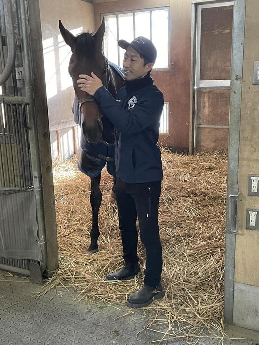 64年ぶり3歳牝馬の有馬記念制覇から一夜明けて馬房でくつろぐレガレイラと、担当の楠助手