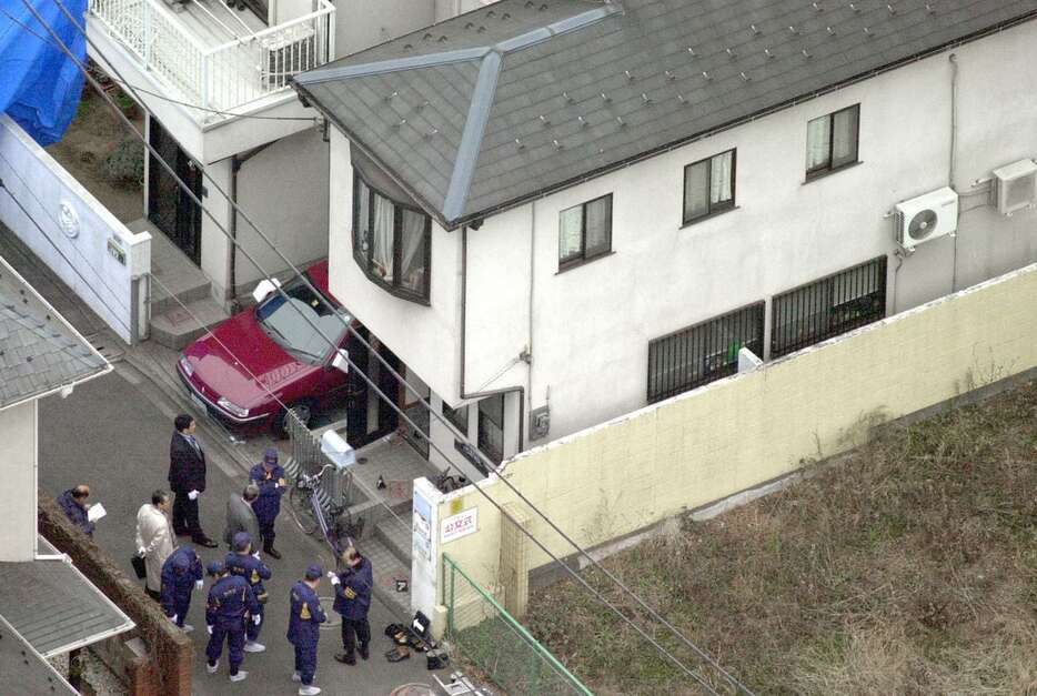 平成１２年１２月３１日、宮沢みきおさんの自宅で一家４人の遺体が見つかり、現場検証を行う警視庁の捜査員ら