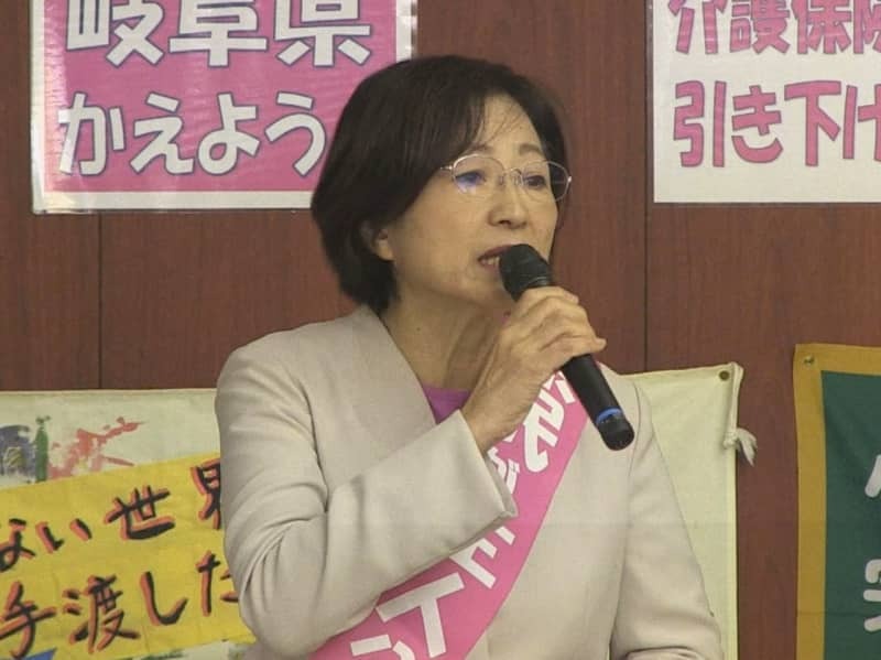 事務所開きで思いを訴える和田玲子氏＝１２日午前、岐阜市光明町