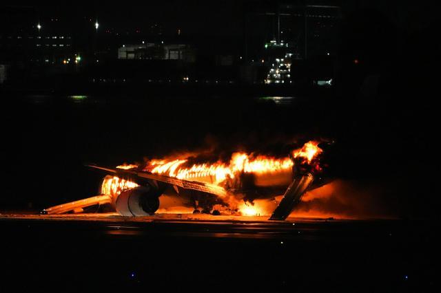 炎をあげて燃える航空機=2024年1月2日午後6時35分、羽田空港、小玉重隆撮影