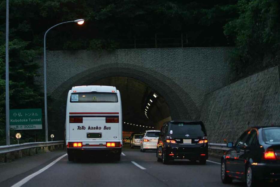 もしもトンネル内での火災に遭遇したら、シチューエションによって取るべき行動は異なるが、基本的には火災車両に近寄らないように心がけよう。