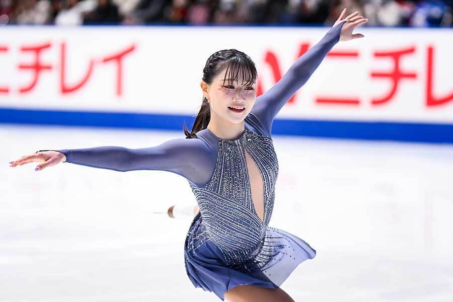 接触後にショートプログラムで演技する河辺愛菜【写真：中戸川知世】