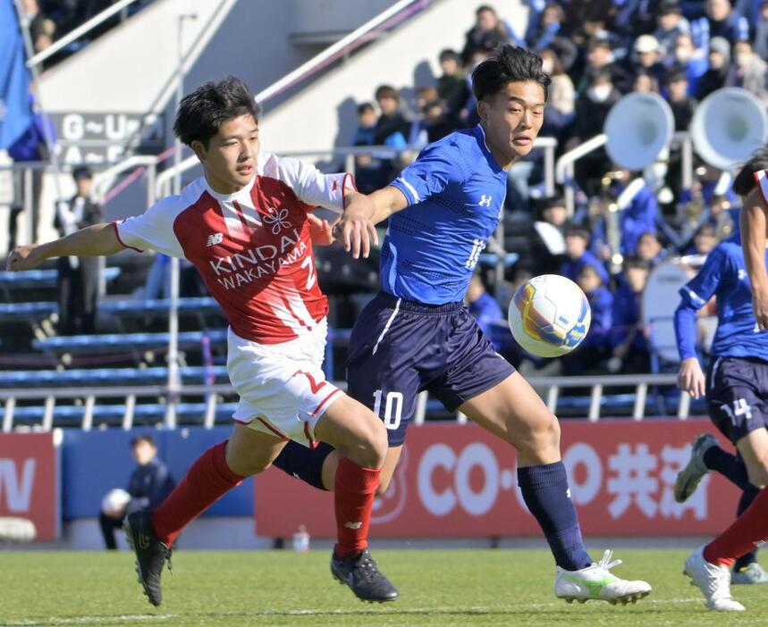 明秀日立-近大和歌山　前半4分、相手と競り合う明秀日立・竹花(右)=ニッパツ三ツ沢球技場