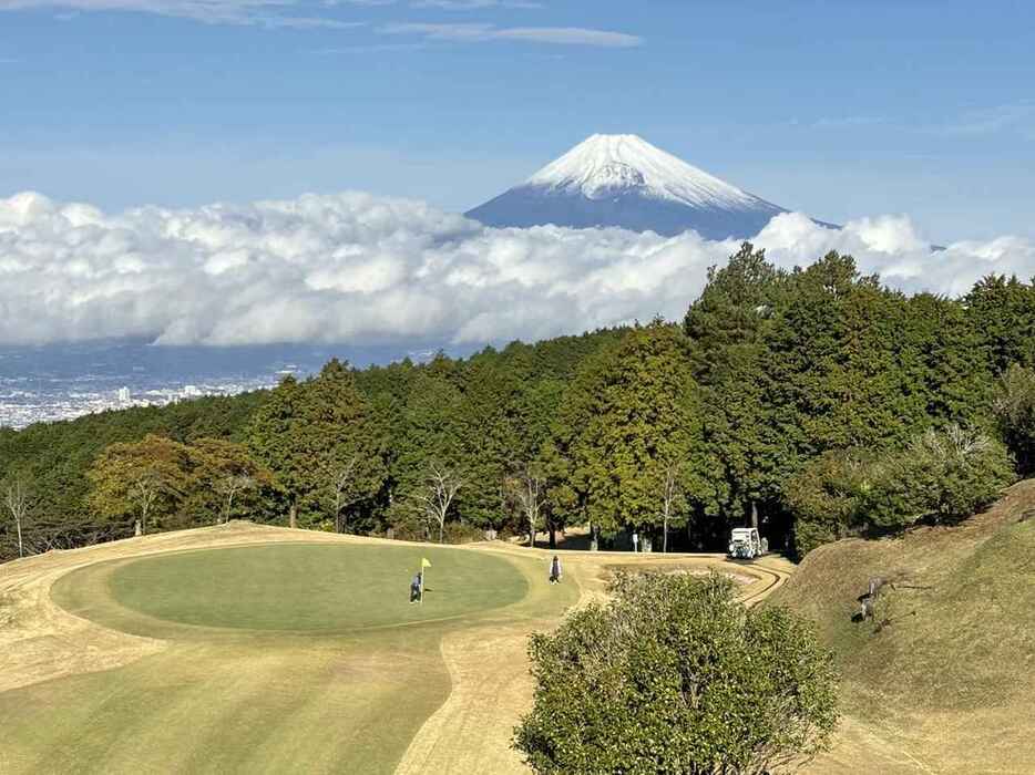 伊豆にらやまCCの中コース6番(143Y・P3)。富士山が顔を出して一幅の絵のよう!