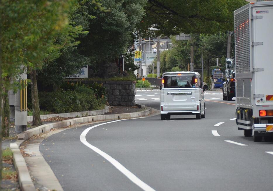 ぐいっと曲がっている西大路通（京都市下京区西大路通八条上ル、画像の一部を加工しています）