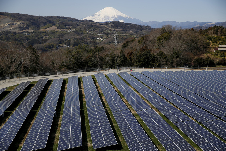 　経済産業省は１７日、「可能な限り原発依存度を低減する」という文言を削除した次期エネルギー基本計画原案を有識者会議に提示した。写真は神奈川県中井町の太陽光発電施設で２０１６年３月撮影（２０２４年　ロイター／Issei Kato）