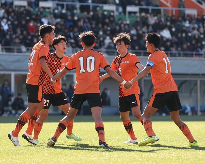 秘技トルメンタで先制点を奪った高川学園。写真：窪田亮