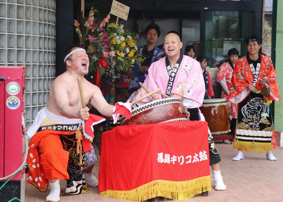 石川県輪島市町野町の「もとやスーパー」で披露された、被災を免れた太鼓の演奏＝14日午前