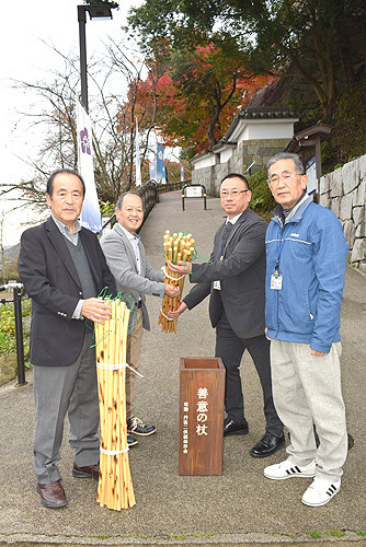 登城坂入り口で行われた贈呈式