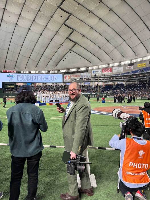 東京ドームでプレミア12を取材したMLB公式のマイケル・クレア記者【写真：本人提供】