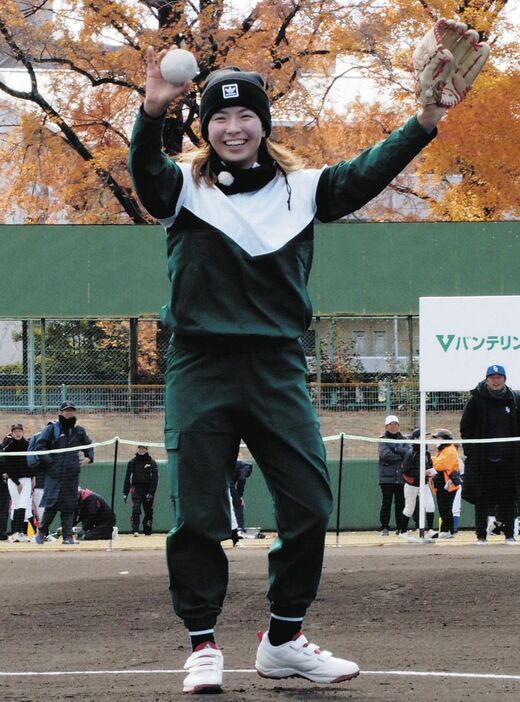 始球式で元代表２人を凡打に打ち取り、満面の笑顔の渋野