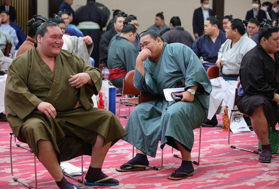 照ノ富士（左）と談笑する豊昇龍（撮影・白鳥　佳樹）