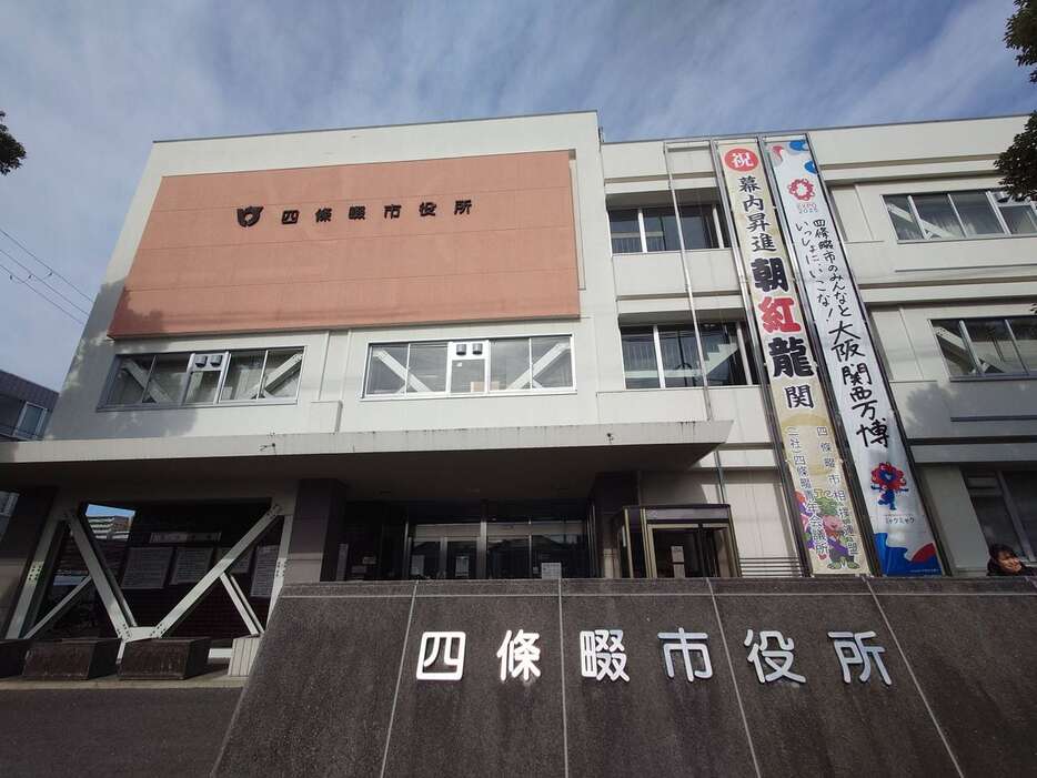 大阪府四條畷市役所（西川博明撮影）