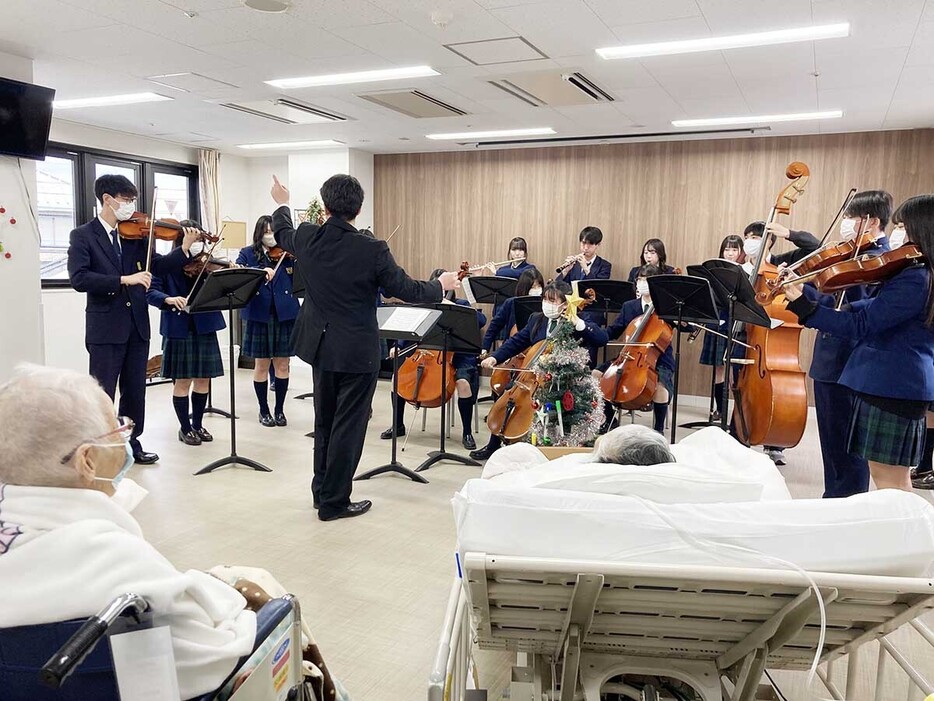 関東学院中学校高等学校の生徒が音楽をプレゼントしたクリスマス会＝２５日、横浜市保土ケ谷区の聖隷横浜病院