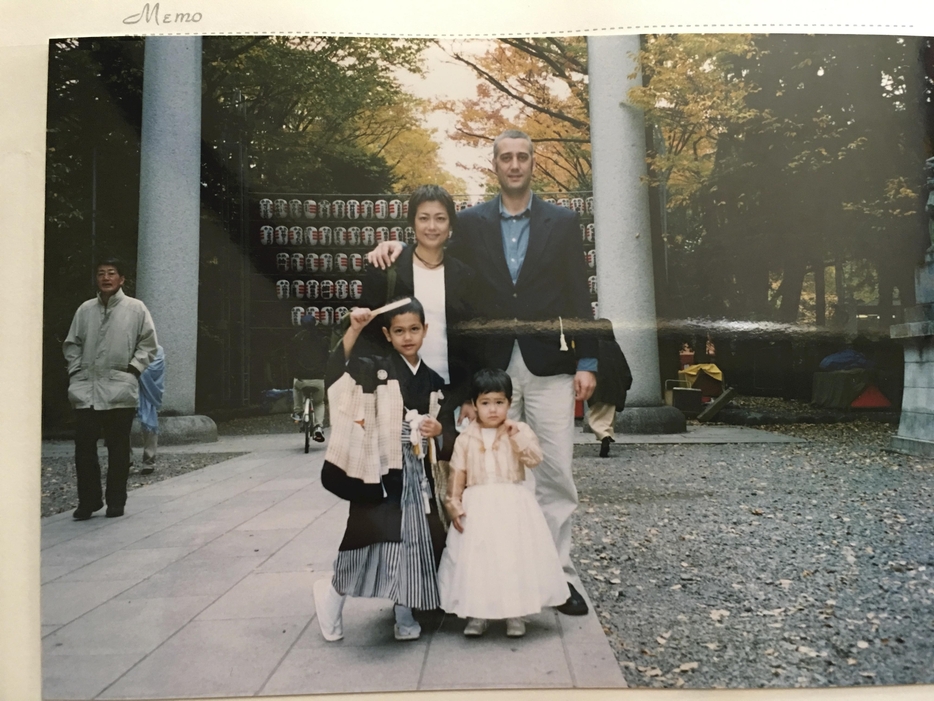 実家近くの神社に七五三参りに行った家族の記念写真（前列右から爽さん、魁さん、後列右からマーティンさん、由紀さん、2001年11月、東京都府中市で）＝由紀さん提供