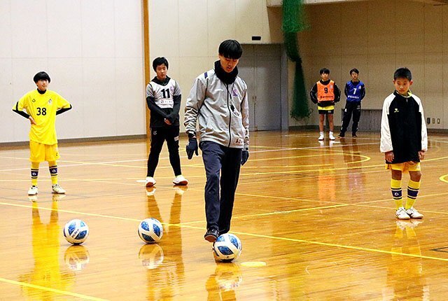 トラップのこつを伝えるカターレ富山のスクールコーチ（中央）