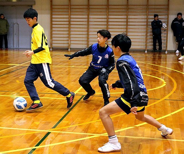 ボールを追いかけるＦＣ小矢部のメンバーたち＝津沢中学校