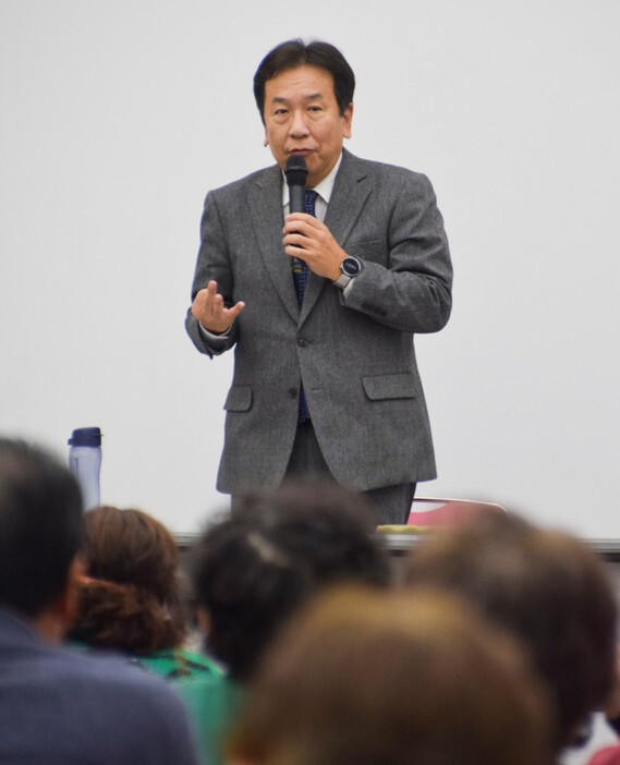 講演する立憲民主党の枝野幸男元代表＝２１日午後、さいたま市