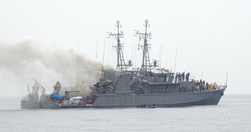 火災で船体から煙を上げる海上自衛隊の掃海艇「うくしま」＝11月10日午後、福岡県宗像市の大島沖［福岡海上保安部提供］　Photo:JIJI