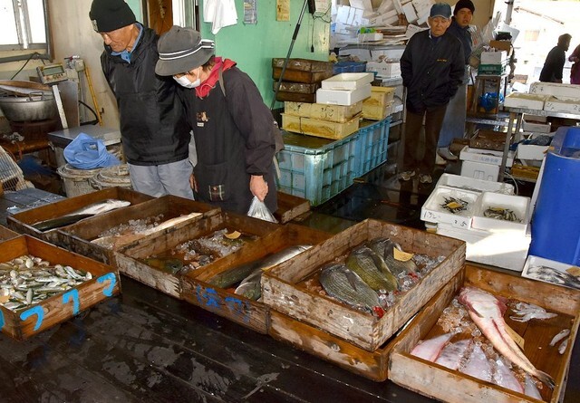 新鮮な地魚を直売する大島美の浜漁協の朝市。開店直後から買い物客がお目当ての魚を探していた＝１１月