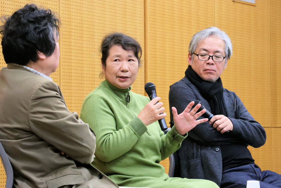 「水俣病患者を巡る差別や偏見が今も存在する」と語る佐藤スエミさん（中央）。ジャーナリストの青木理さん（右）らと対談した＝京都市左京区・みやこめっせ