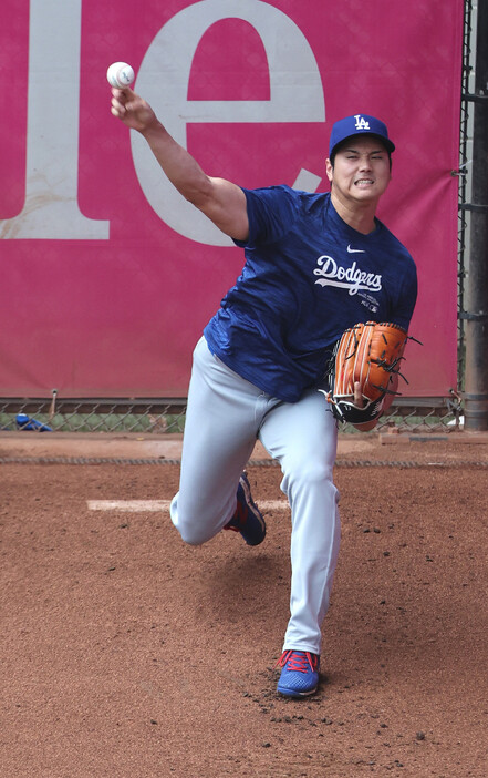 ドジャースの大谷翔平選手が９日、オンラインで取材に応じ、投手復帰について「なるべく早く復帰することに焦点を当てたい。慎重にいかないといけないところもある。バランスを取りつつ、最短を目指したい」と語った