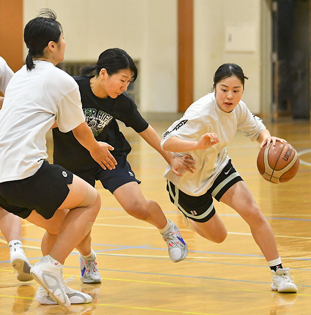 ウインターカップに向けて練習する山形中央の選手たち＝山形市・同校