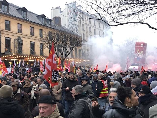 たびたびニュースになるフランスの年金問題。高齢化が進むフランスでは、62歳だった年金受給開始年齢が64歳に引き上げられたことで、国民の大きな反発を招いています。