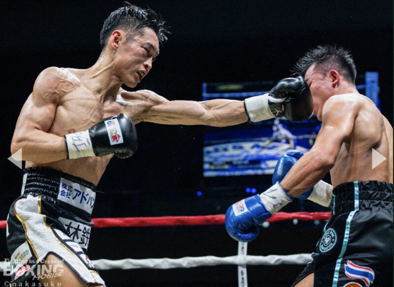 西田がKO勝利西田（左）がKO勝利（写真：ボクシングモバイルⒸnakasuke）