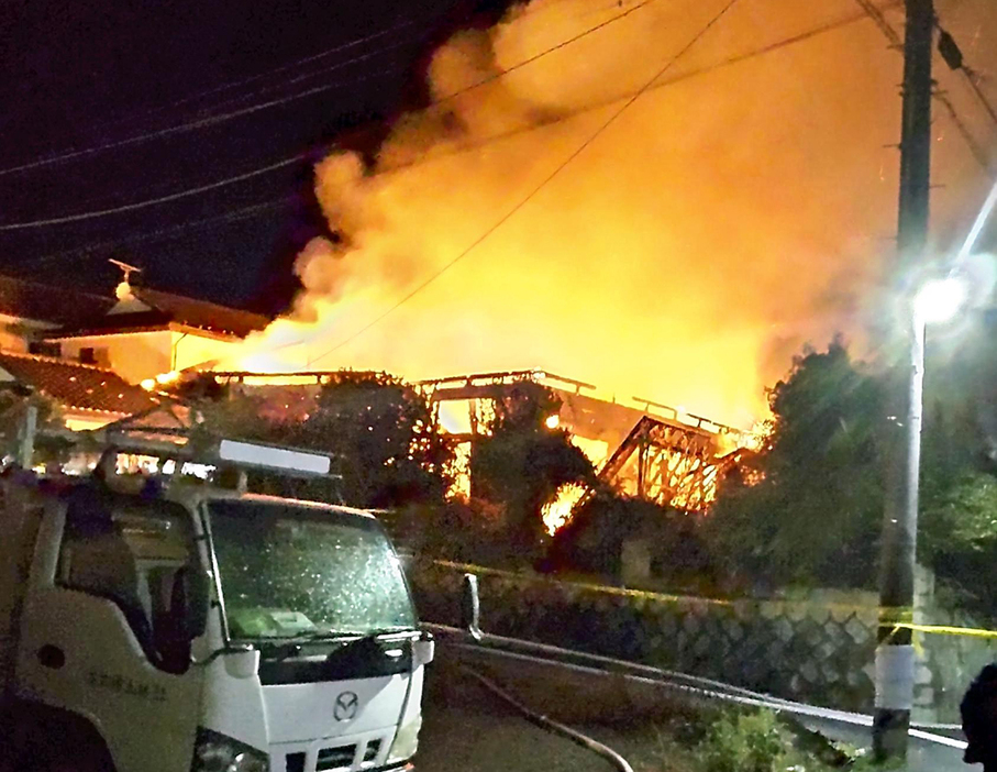 炎を上げて燃える建物＝1日午後10時ごろ、いわき市