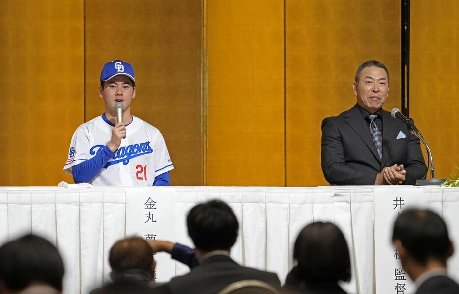 中日の新入団発表記者会見で、決意を語るドラフト1位の金丸夢斗投手。右は井上監督＝14日、名古屋市のホテル