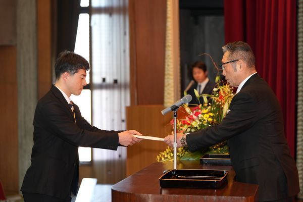 早期卒業証書授与式に臨む市田龍生都（左）　※（公財）JKA　提供