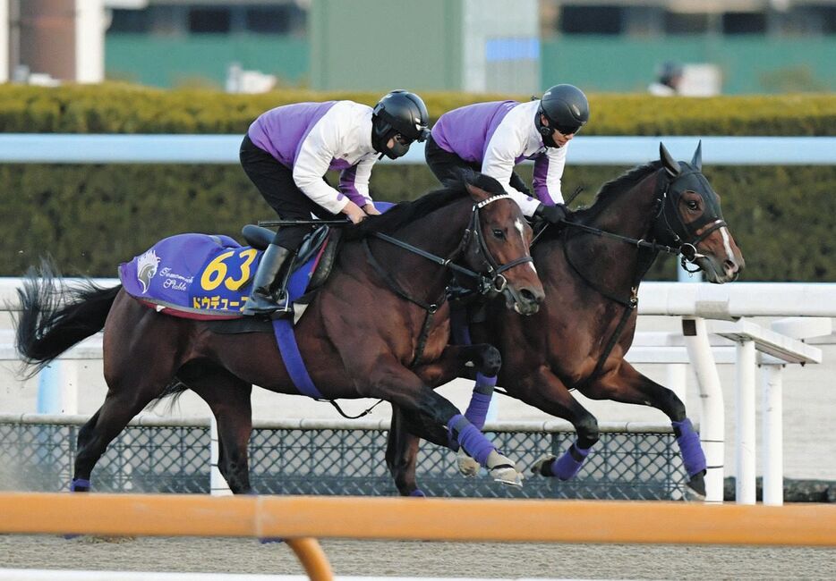 栗東Pコースで追い切るドウデュース（左）