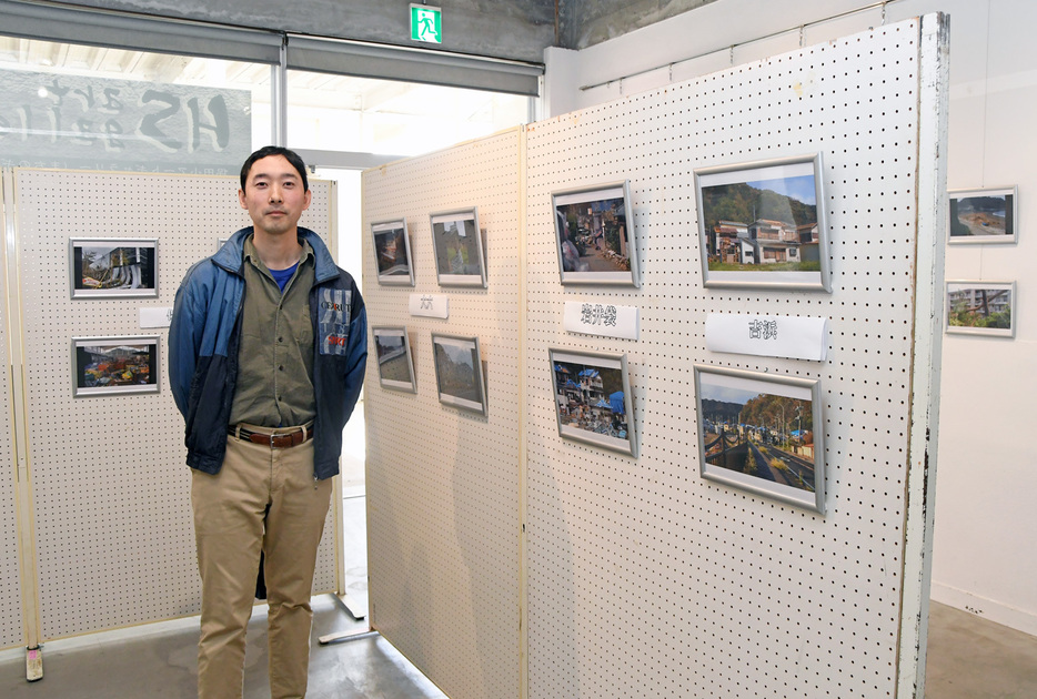 展示された写真と山本さん＝鋸南